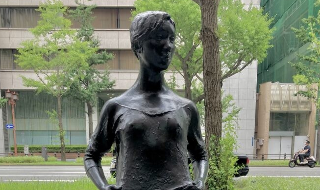 板橋一歩作 白銅 ブロンズ 祈り 祈る女性像 人物像 共箱 井波伝統工芸 若い女」桜井祐一 - パブリックアート散歩