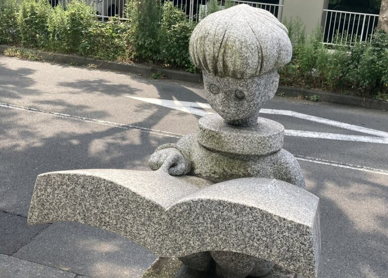 大きな本を読む少年」原真一 - パブリックアート散歩