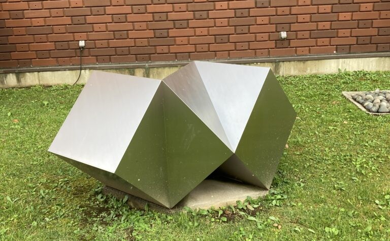 60’’英国アンチーク、バイク会社の立体彫刻絵 三つの立方体A」堀内正和 - パブリックアート散歩