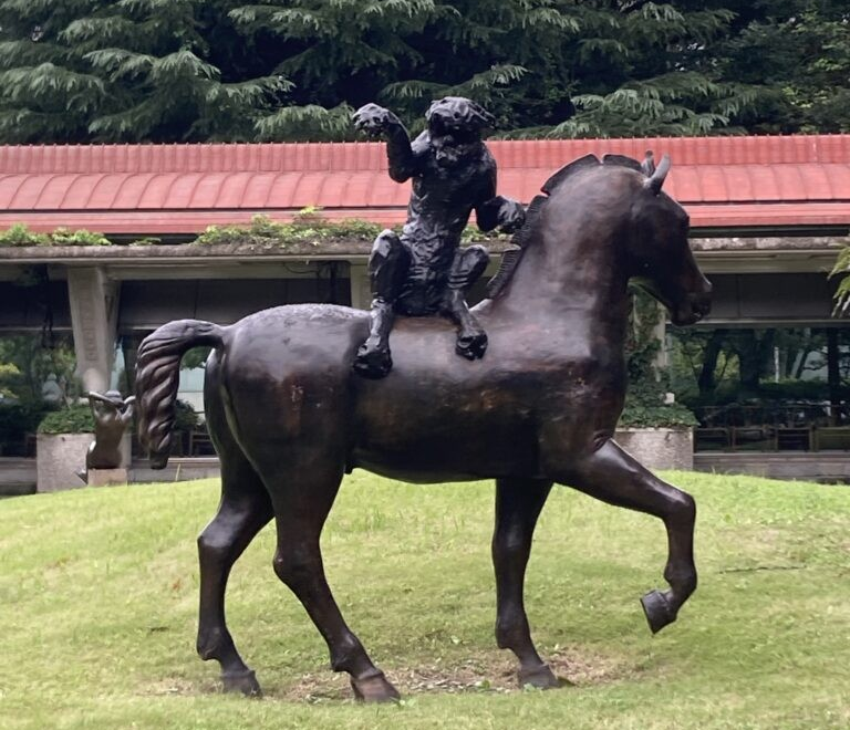 馬とクーガ」バリー・フラナガン - パブリックアート散歩