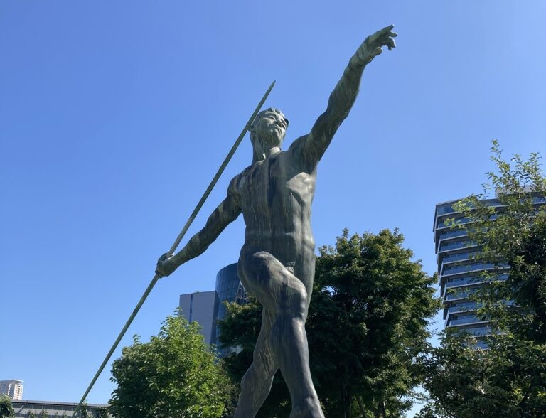 槍投げ像」雨宮治郎 - パブリックアート散歩