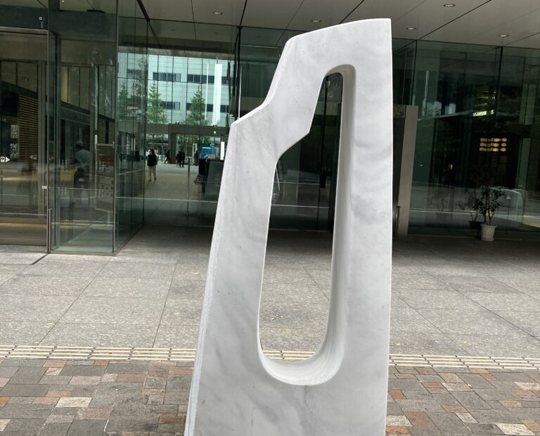 Kate Thomson(ケイト トムソン) 彫刻 : 大理石/片桐宏典