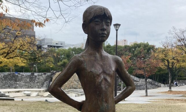 女の子二人」阿部誠一 - パブリックアート散歩