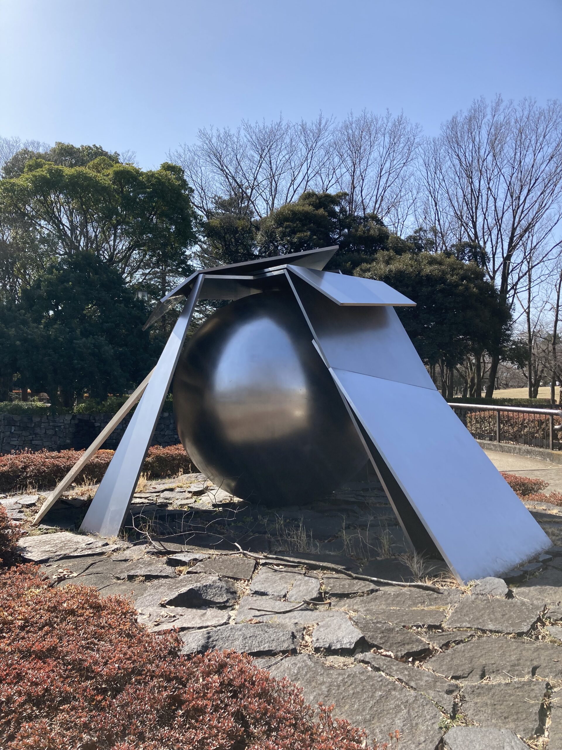 「球を囲う幕舎」保田春彦 - パブリックアート散歩